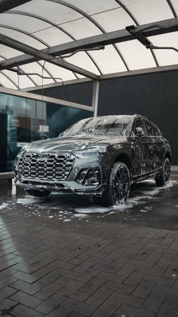 Professionelle Handwäsche eines Audi SUV mit pH-neutraler Premium-Chemie bei Autoaufbereitung Harms in Reinfeld.