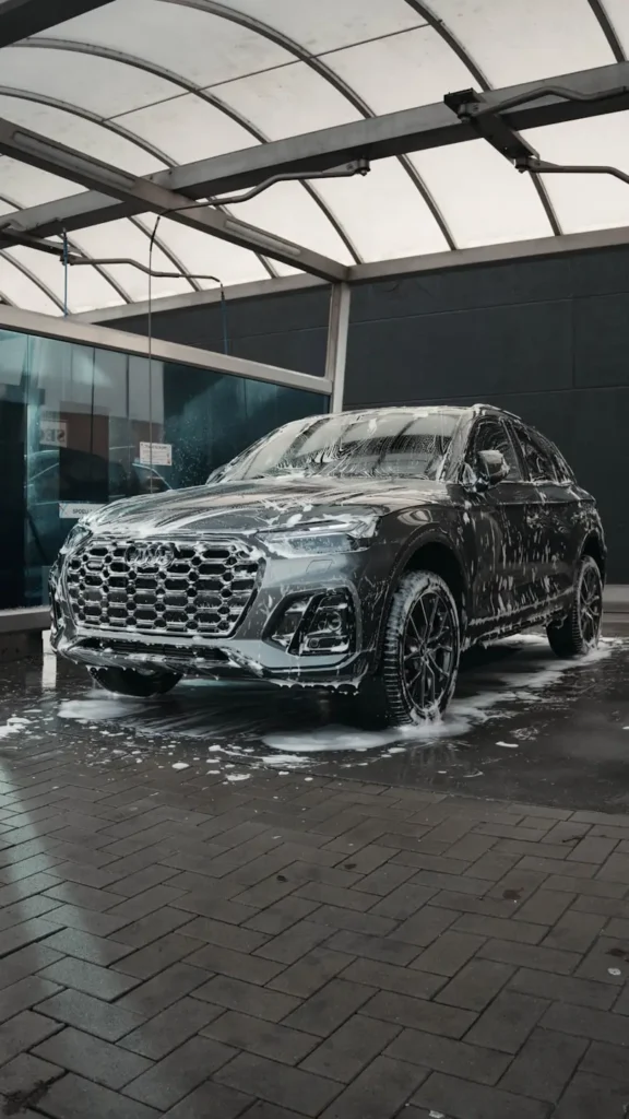 Professionelle Handwäsche eines Audi SUV mit pH-neutraler Premium-Chemie bei Autoaufbereitung Harms in Reinfeld.