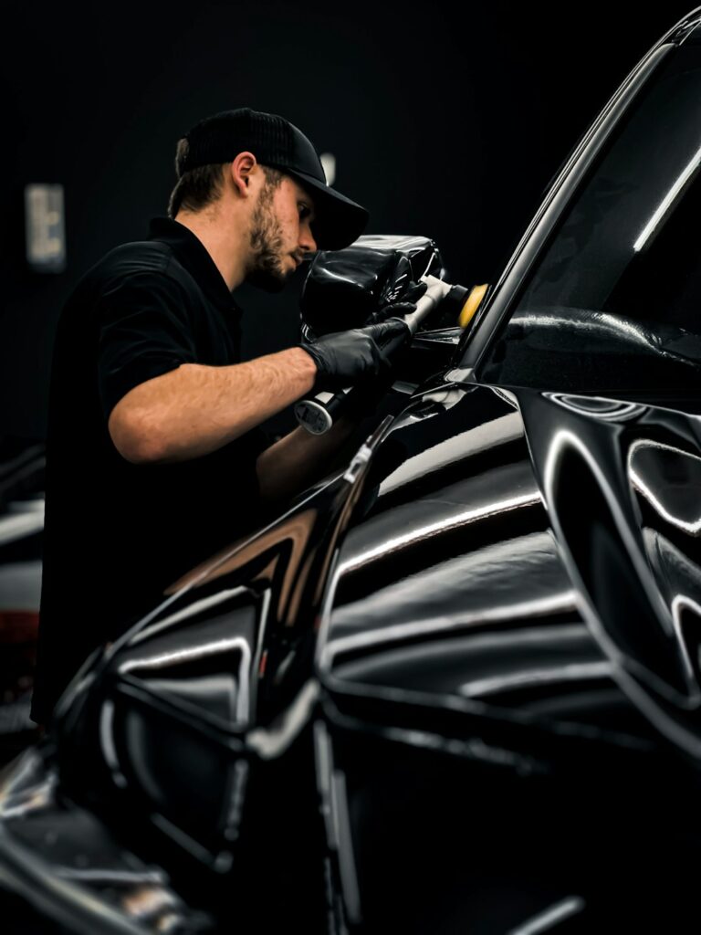 Mehrstufige maschinelle Lackkorrektur als Vorbereitung für eine High-End-Keramikversiegelung bei Autoaufbereitung Harms.