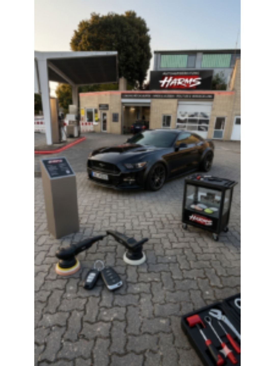 Erstberatung und Werterhalt-Analyse auf dem Betriebsgelände von Autoaufbereitung Harms in Reinfeld mit professionellem Equipment für die Lackrestauration.