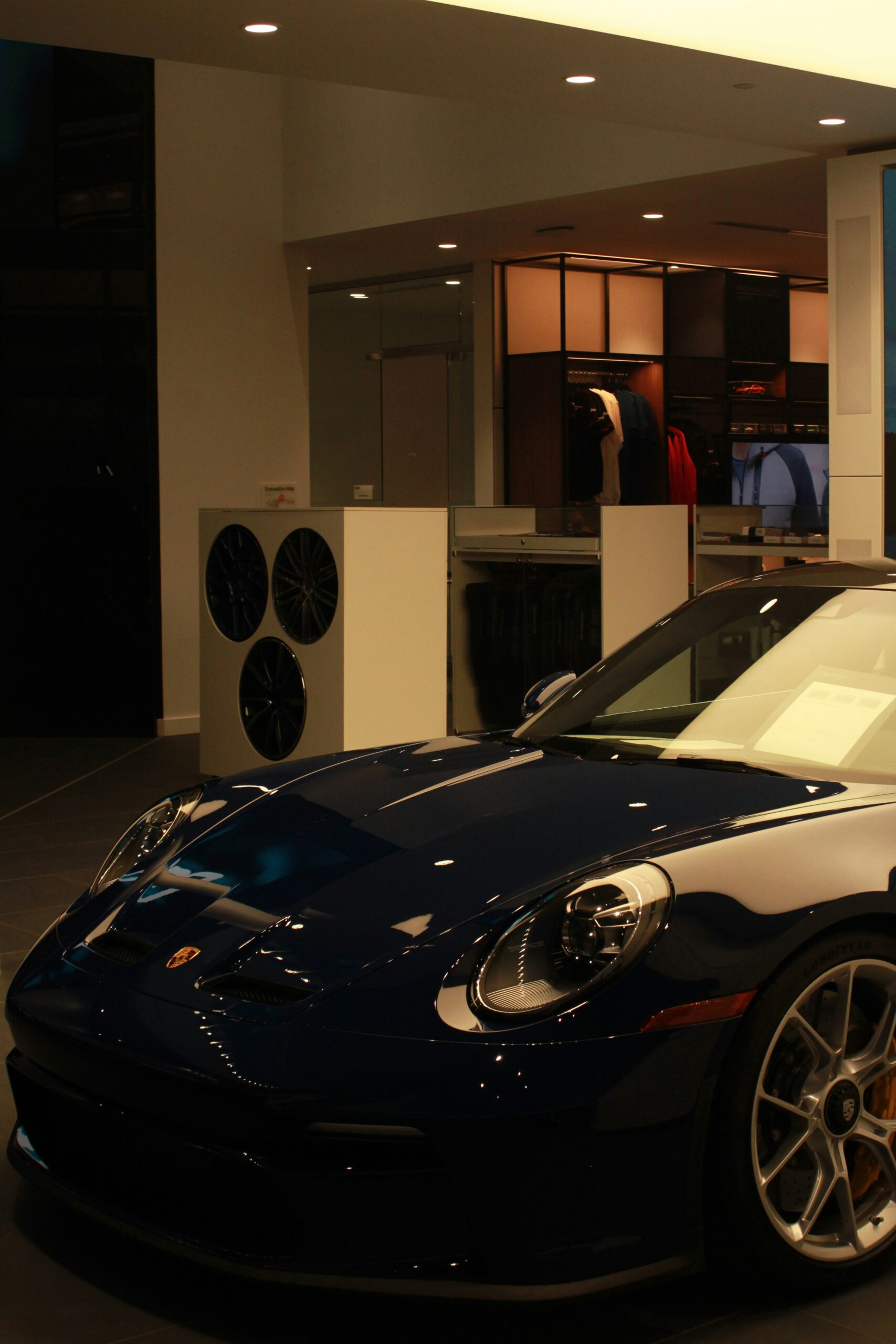 Makelloses Showroom-Finish nach einer mehrstufigen maschinellen Politur und High-End-Lackbehandlung eines blauen Porsche 911 bei Autoaufbereitung Harms in Reinfeld.